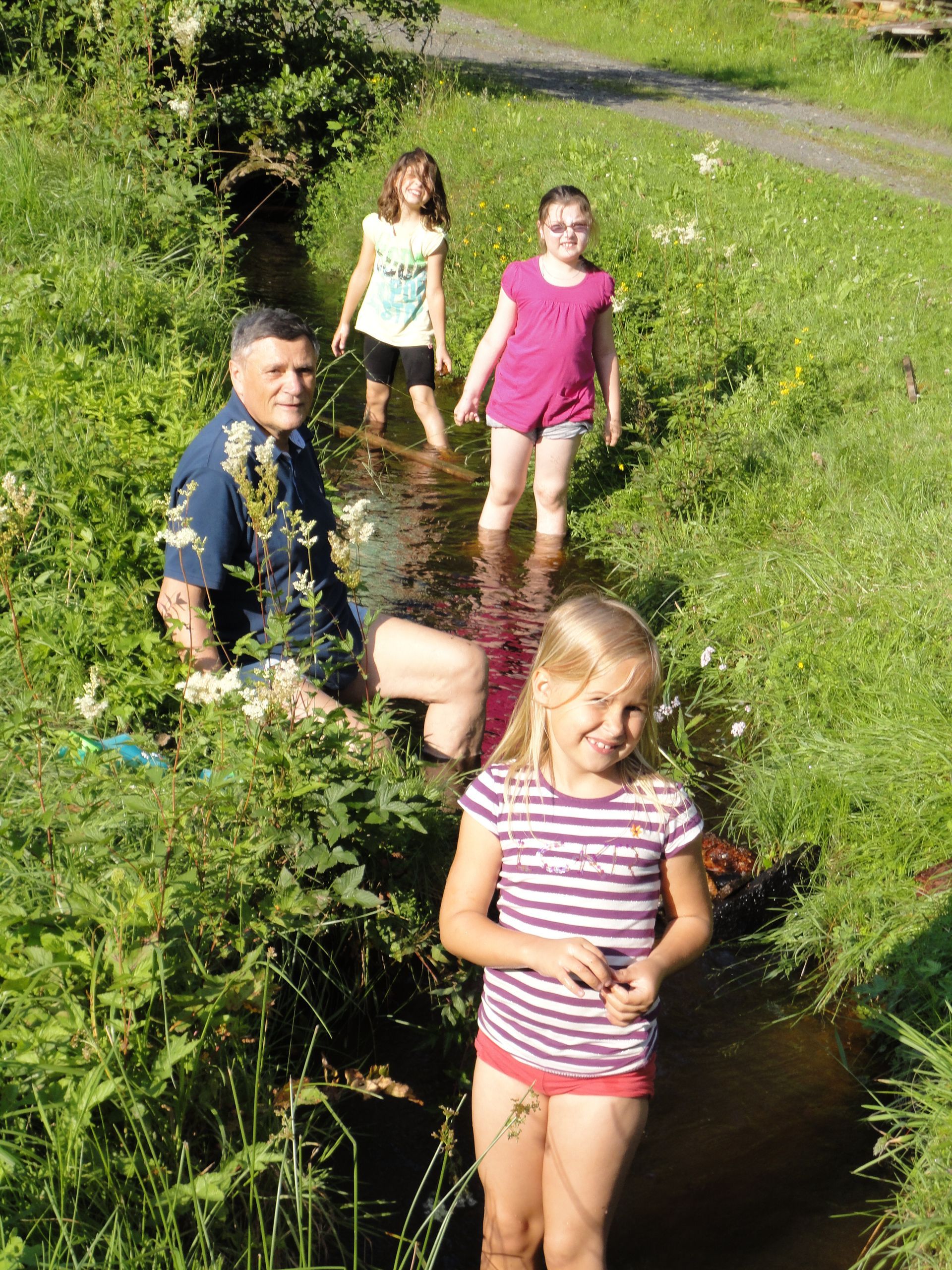 Mann mit Kindern in der Natur