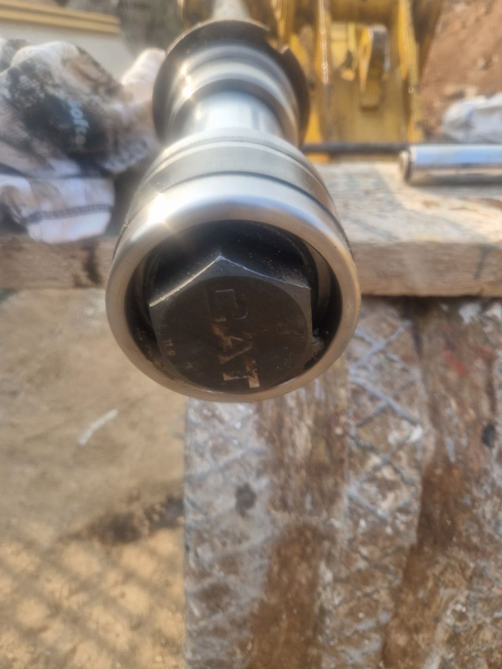 Un primer plano de un objeto de metal colocado encima de una roca.