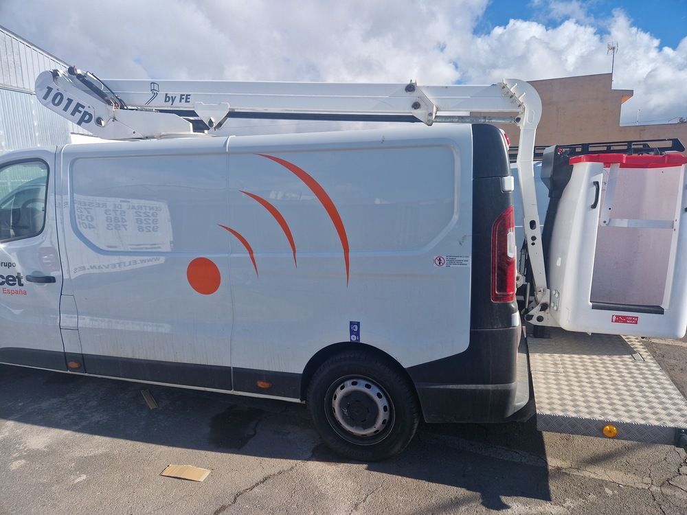 Una furgoneta blanca con una grúa encima.