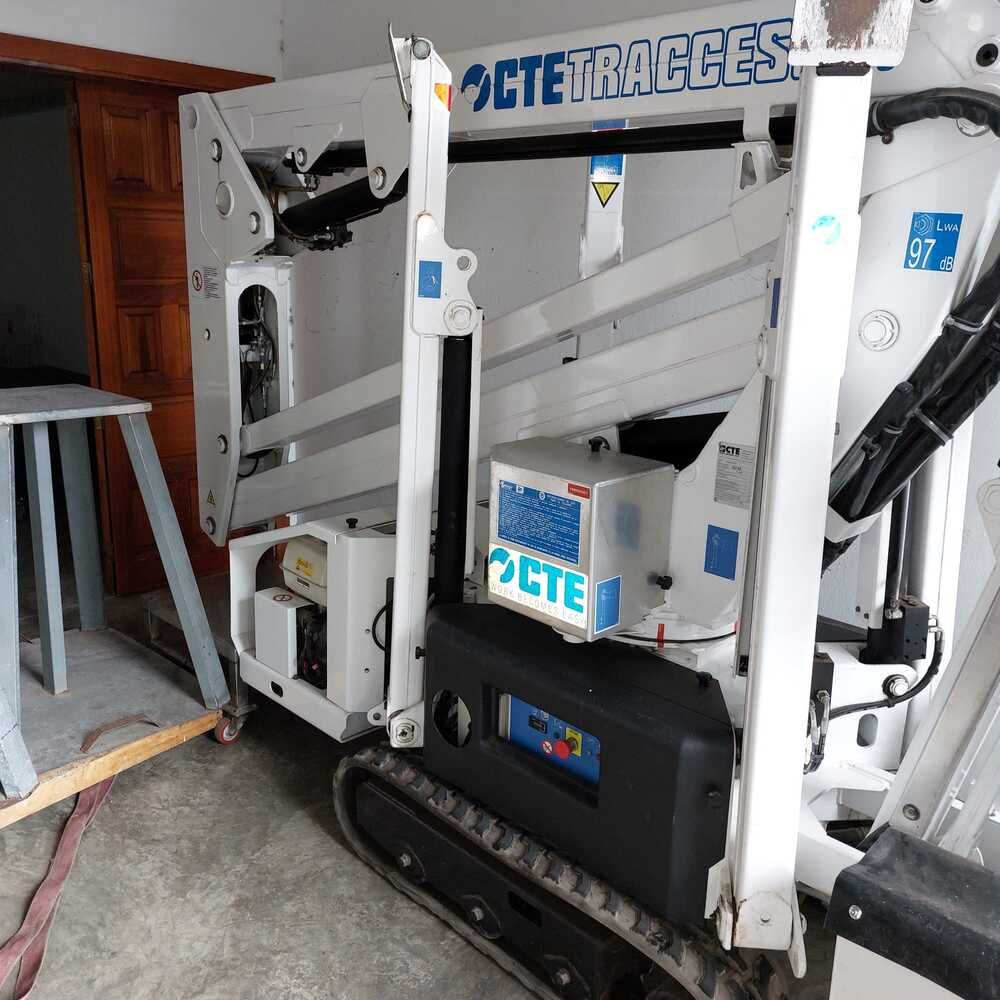 Una máquina blanca con la palabra octe escrita en ella