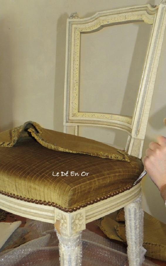 Chaise Louis XVI craquelée par Le Dé En Or avant réfection.