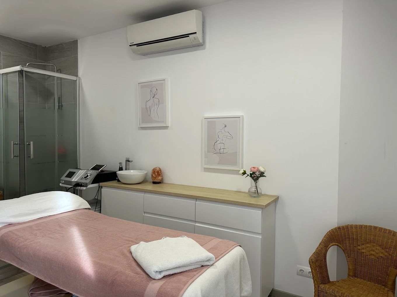 El interior de un salón de manicura moderno, con un mostrador de madera clara, expositores de esmaltes de uñas