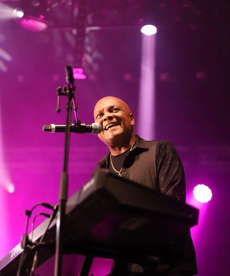 Mario Ramsamy chante au clavier