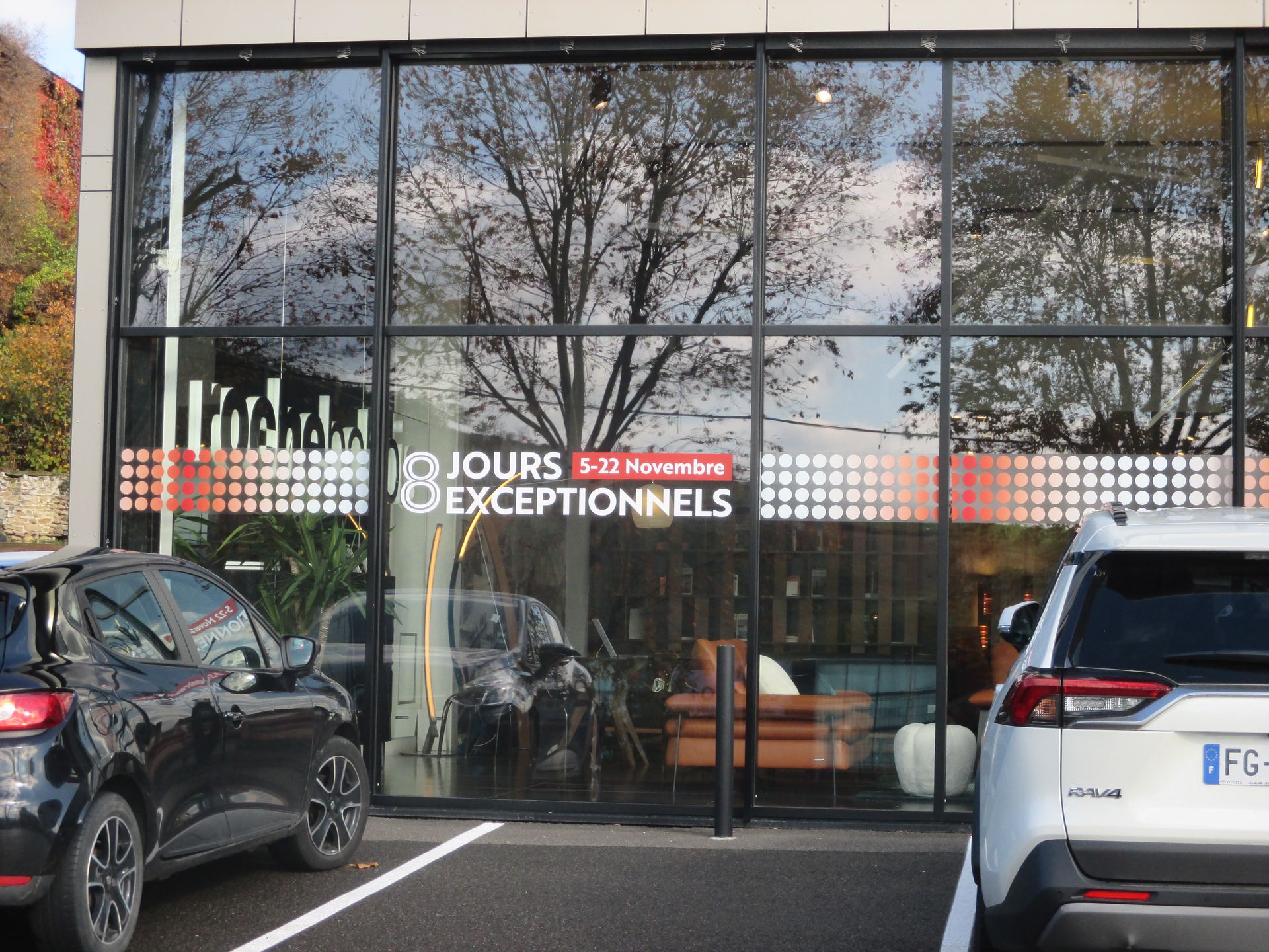 Vitrine magasin de meubles