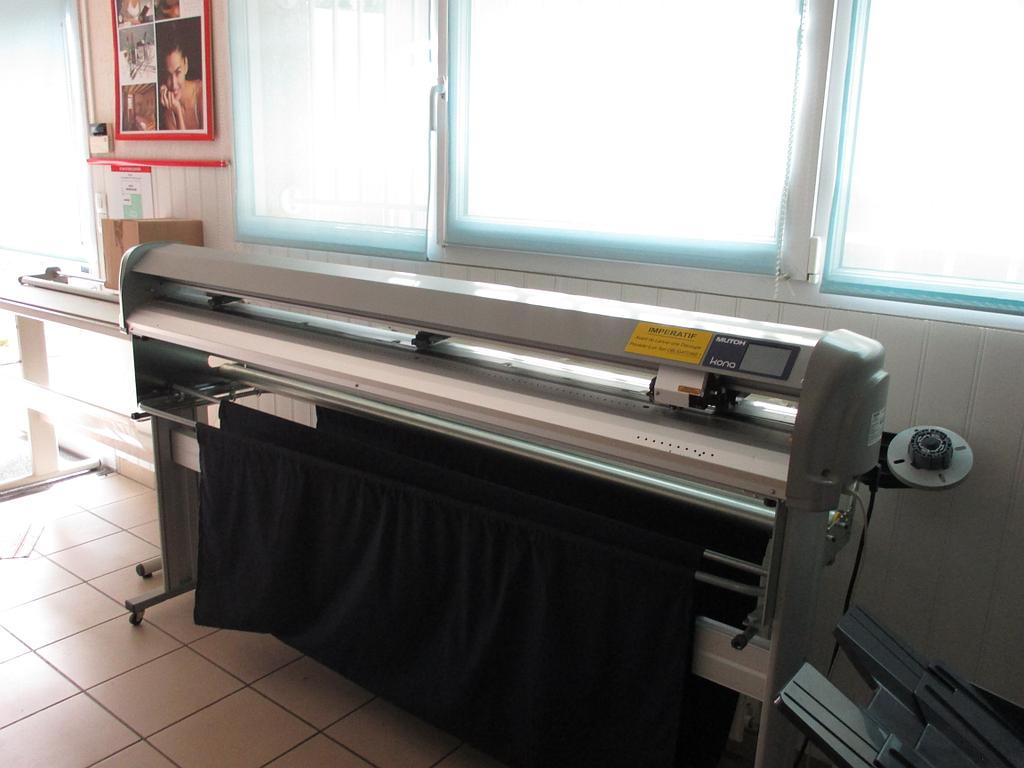 Plotter de découpe de lettres adhésives