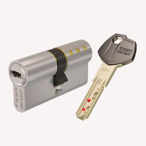 Un primer plano de una cerradura de cilindro con una llave dentro.