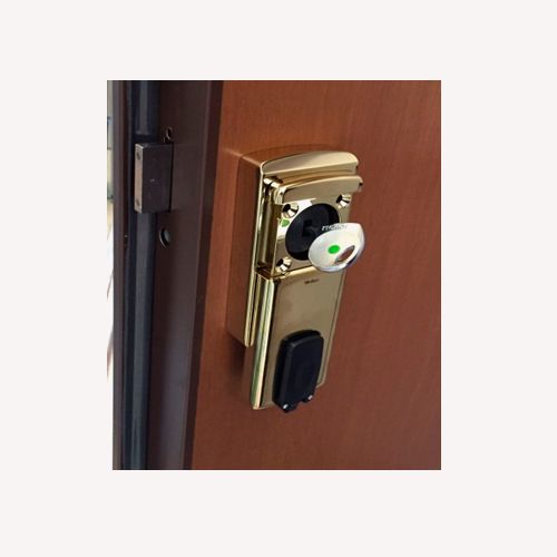 Un primer plano de un dispositivo dorado y negro con la palabra disco en la parte inferior.