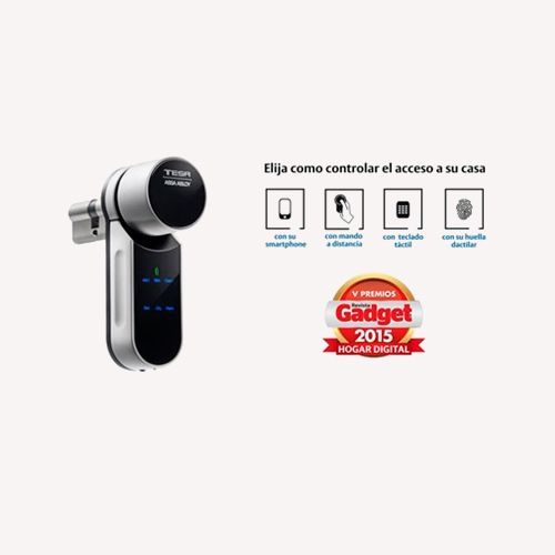 Una persona está presionando un botón en una cerradura inteligente.