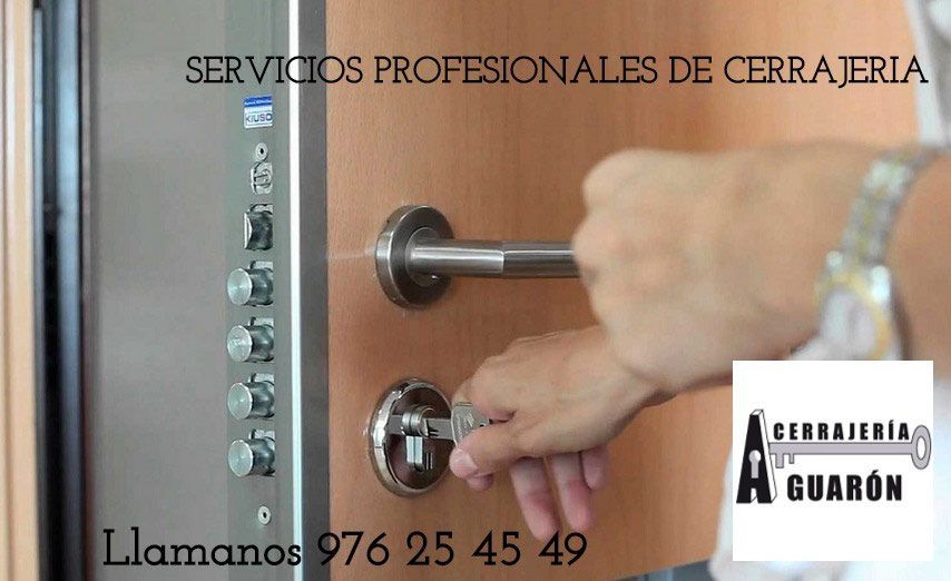 Una persona está abriendo una puerta con el número 976 25 45 49.