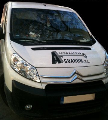 Una camioneta blanca con la palabra guaron en el frente