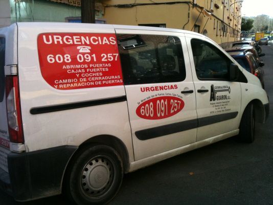 Una camioneta blanca que dice "Urgencias" en el costado.
