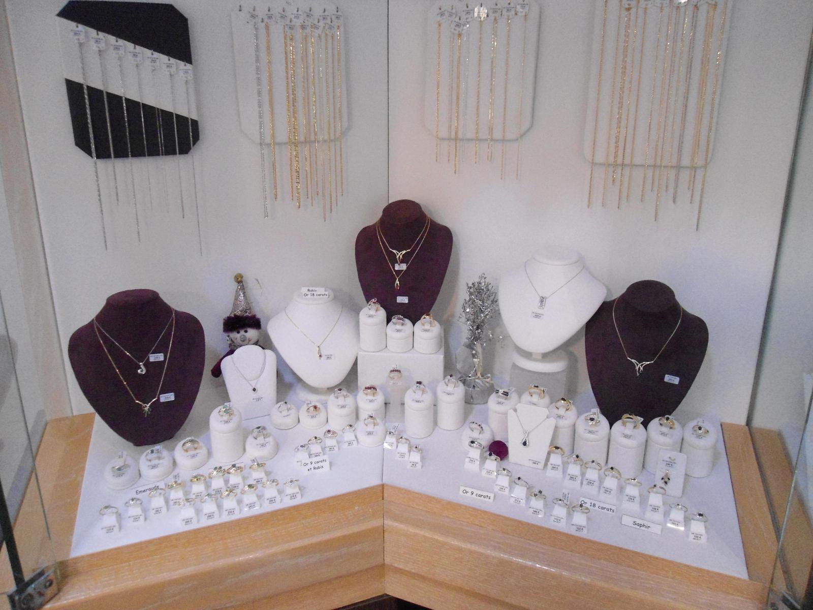 Vitrine bijoux or et pierres fines