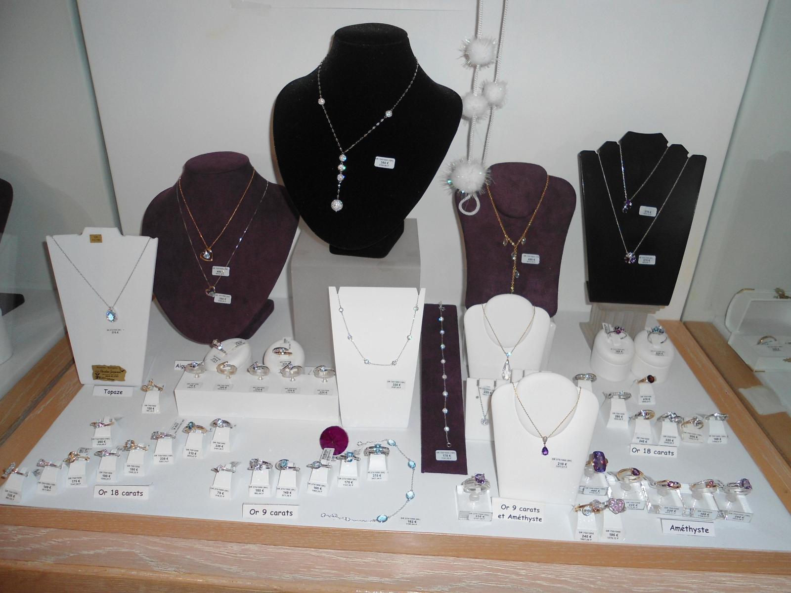 Vitrine bijoux or et pierres précieuses + Chainage