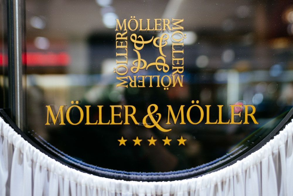 Das Wort Moller, das auf einem Glas steht