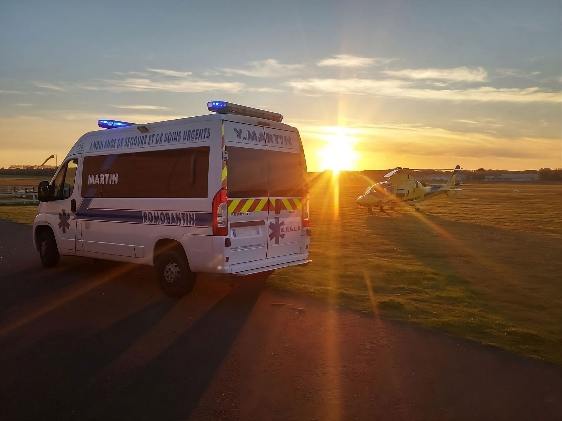Couché de soleil, ambulance et hélicoptère