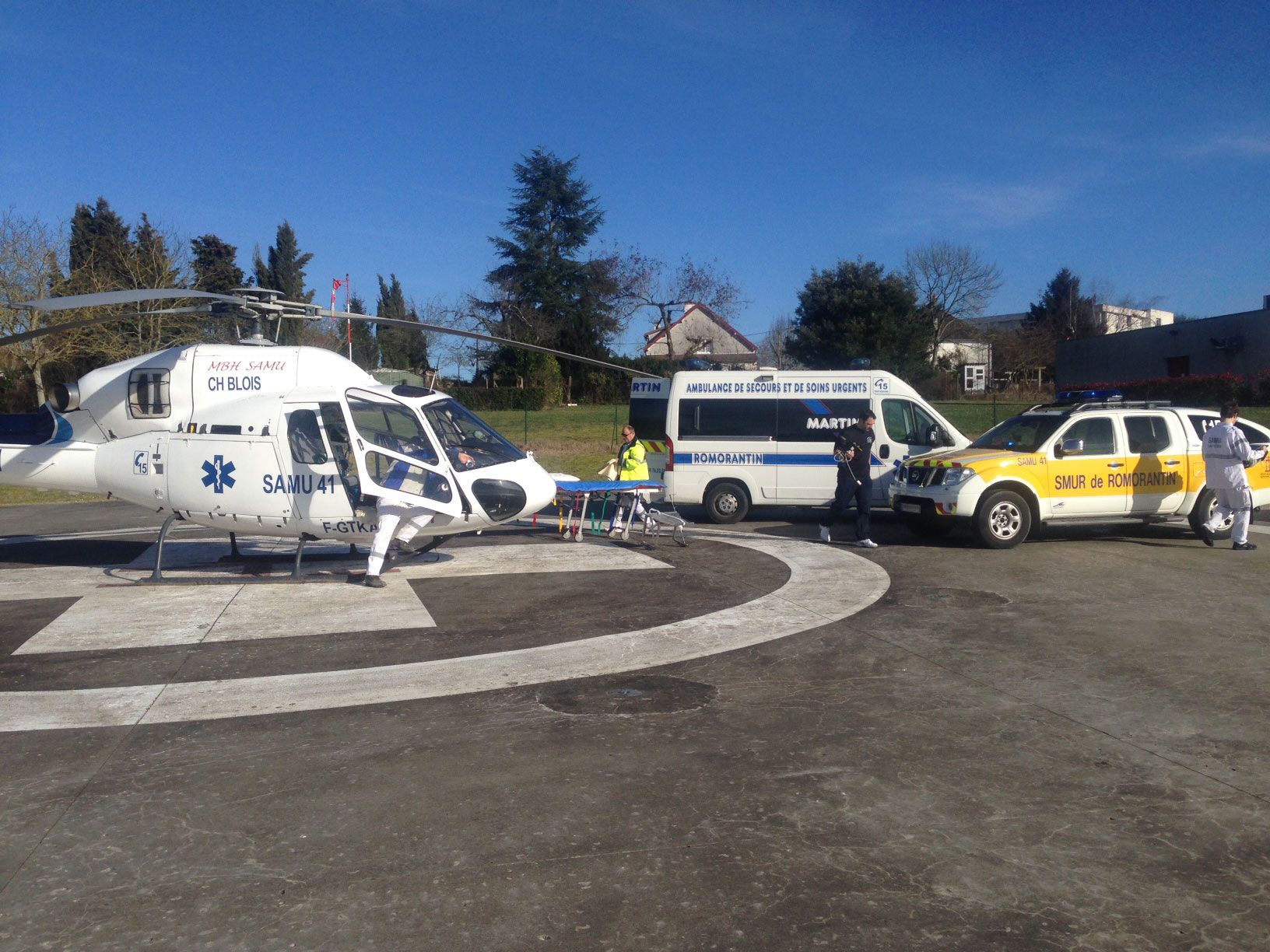 Hélicoptère et amulances, sur piste de décollage