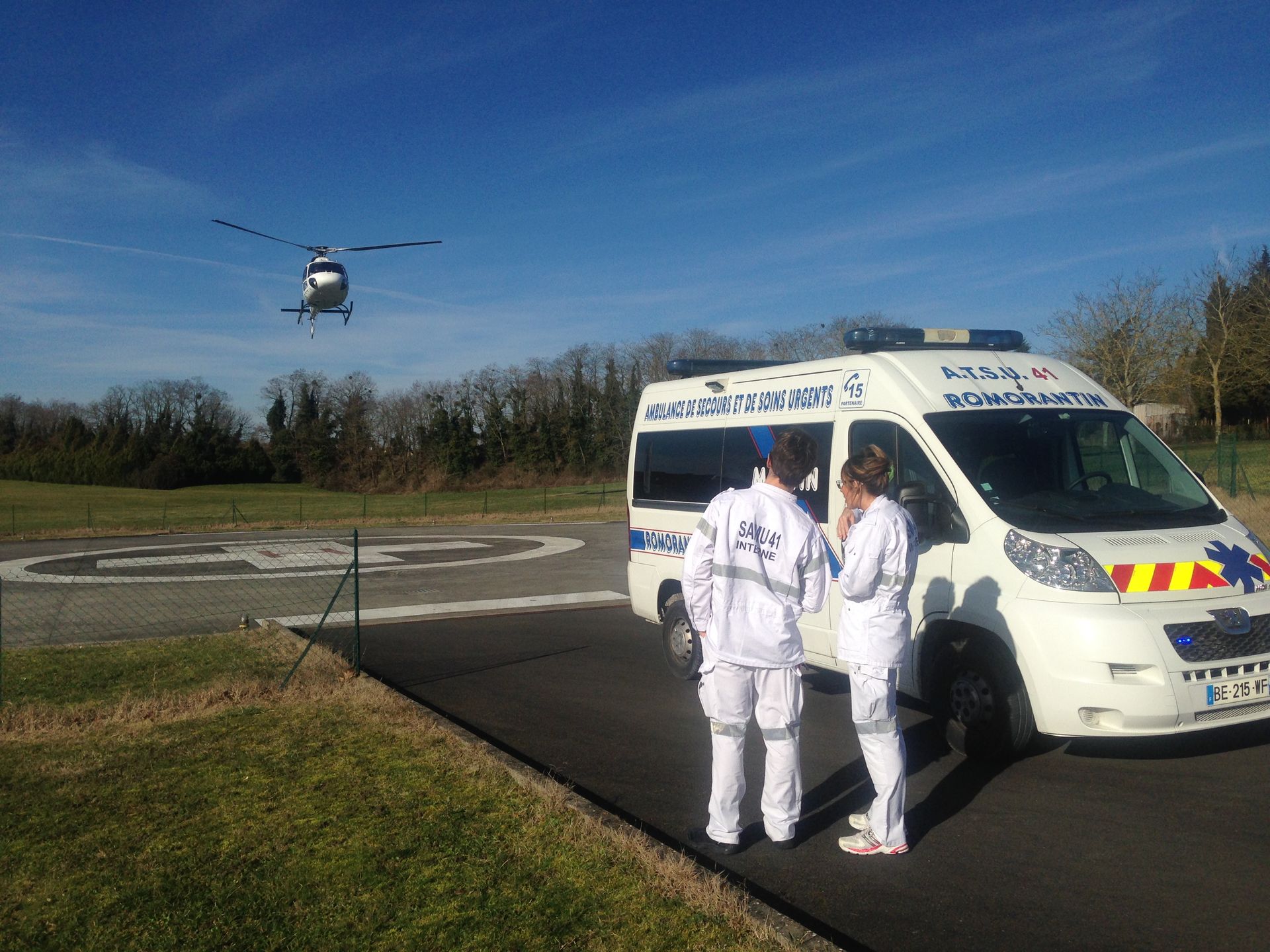 hélicoptère, ambulanciers et ambulance