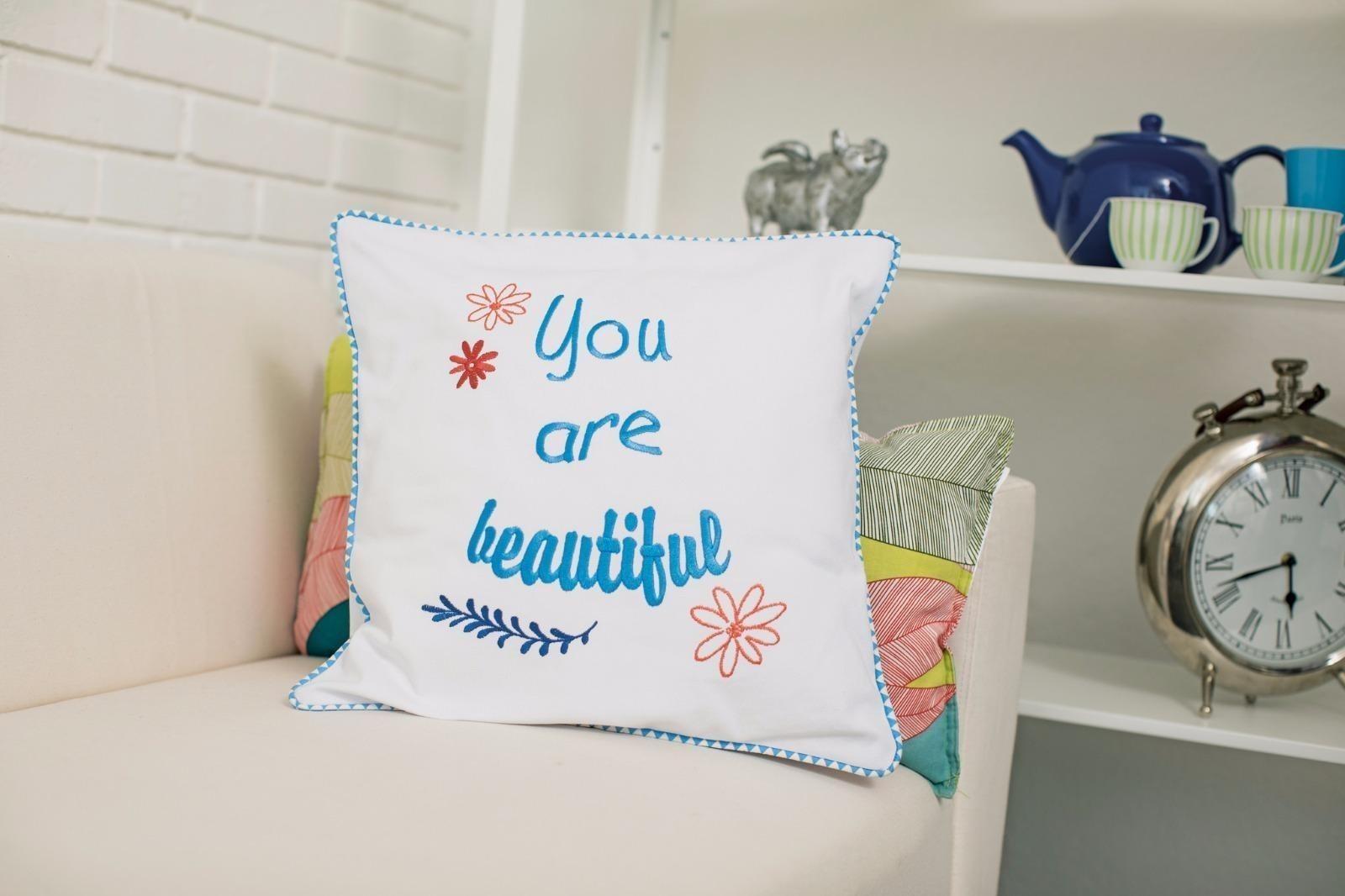 Broderie bleue sur coussin