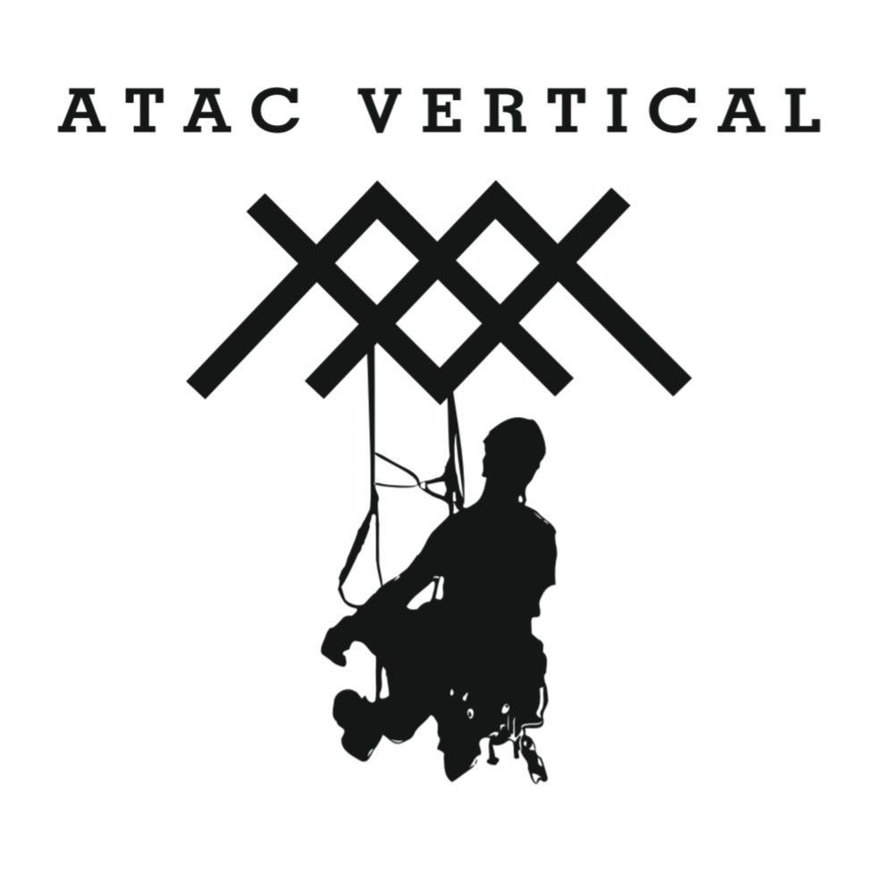 Logotipo vertical de ATAC con la silueta de un escalador negro debajo de un s&iacute;mbolo geom&eacute;trico de una monta&ntilde;a 