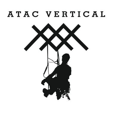 Logotipo vertical de ATAC con la silueta de un escalador negro debajo de un símbolo geométrico de una montaña