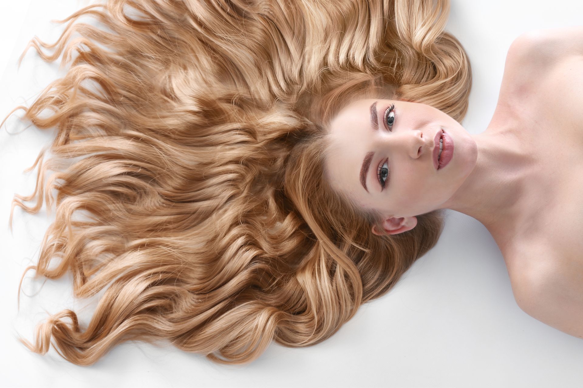 Une femme blonde avec des longs cheveux.