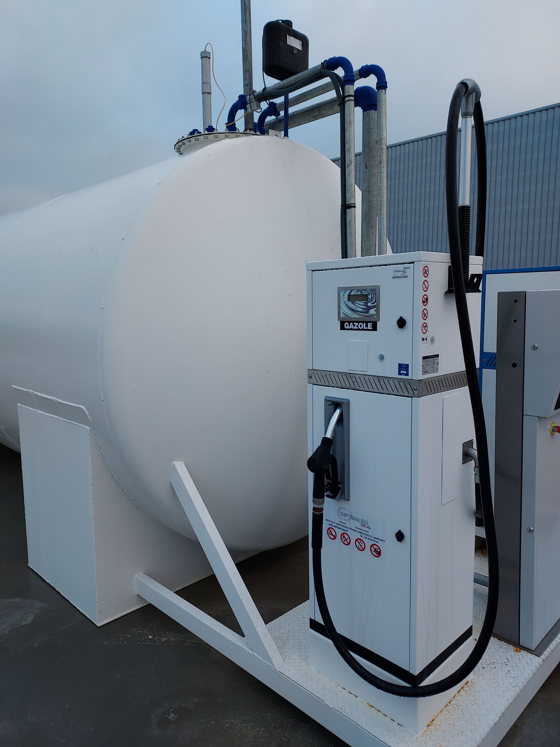 Grande cuve de carburant et station