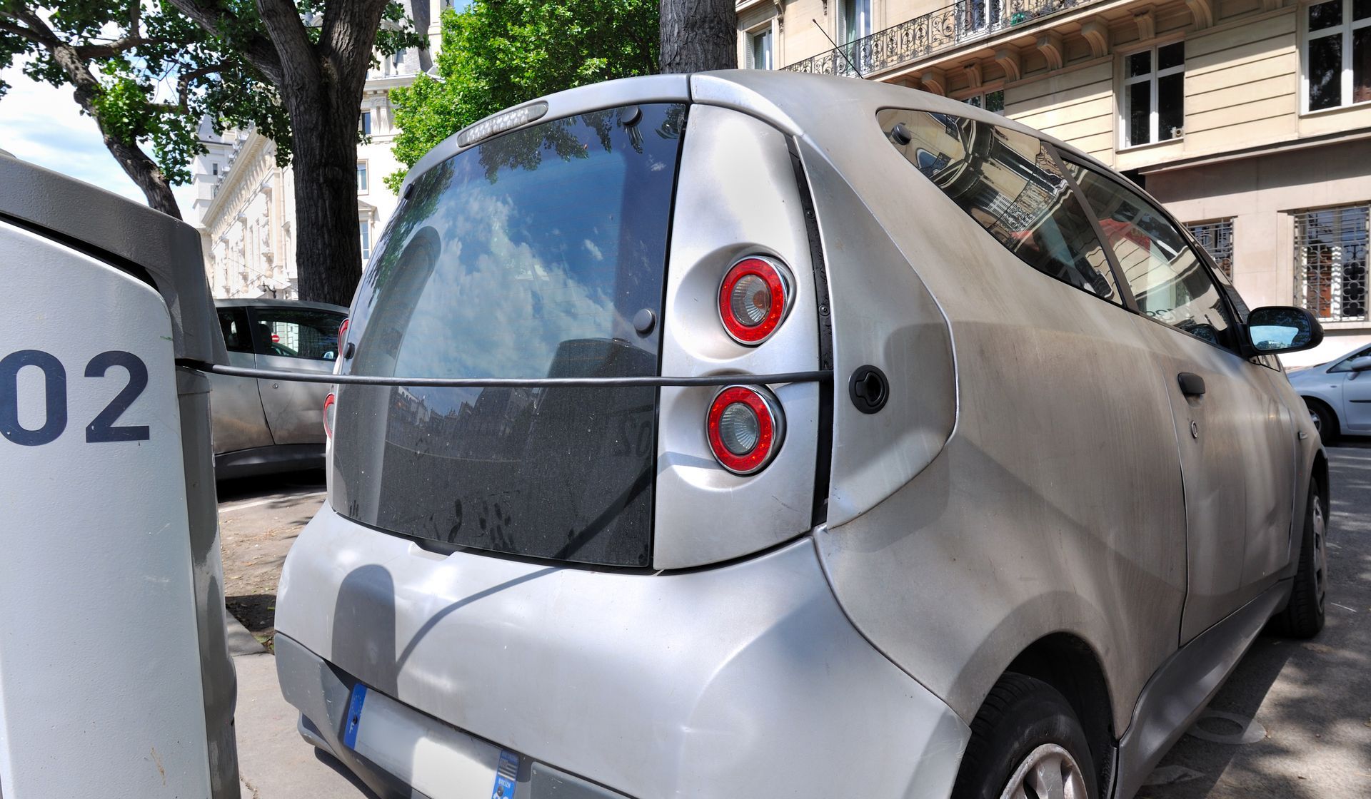 Voiture électrique se faisant recharger