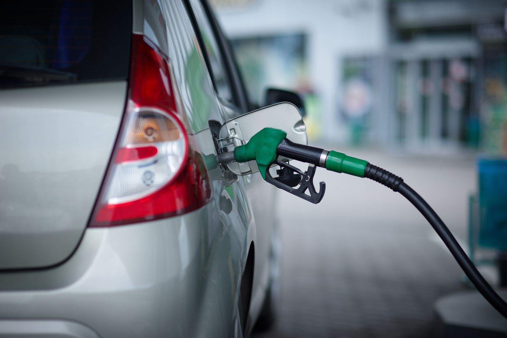 Pistolet à essence dans une voiture