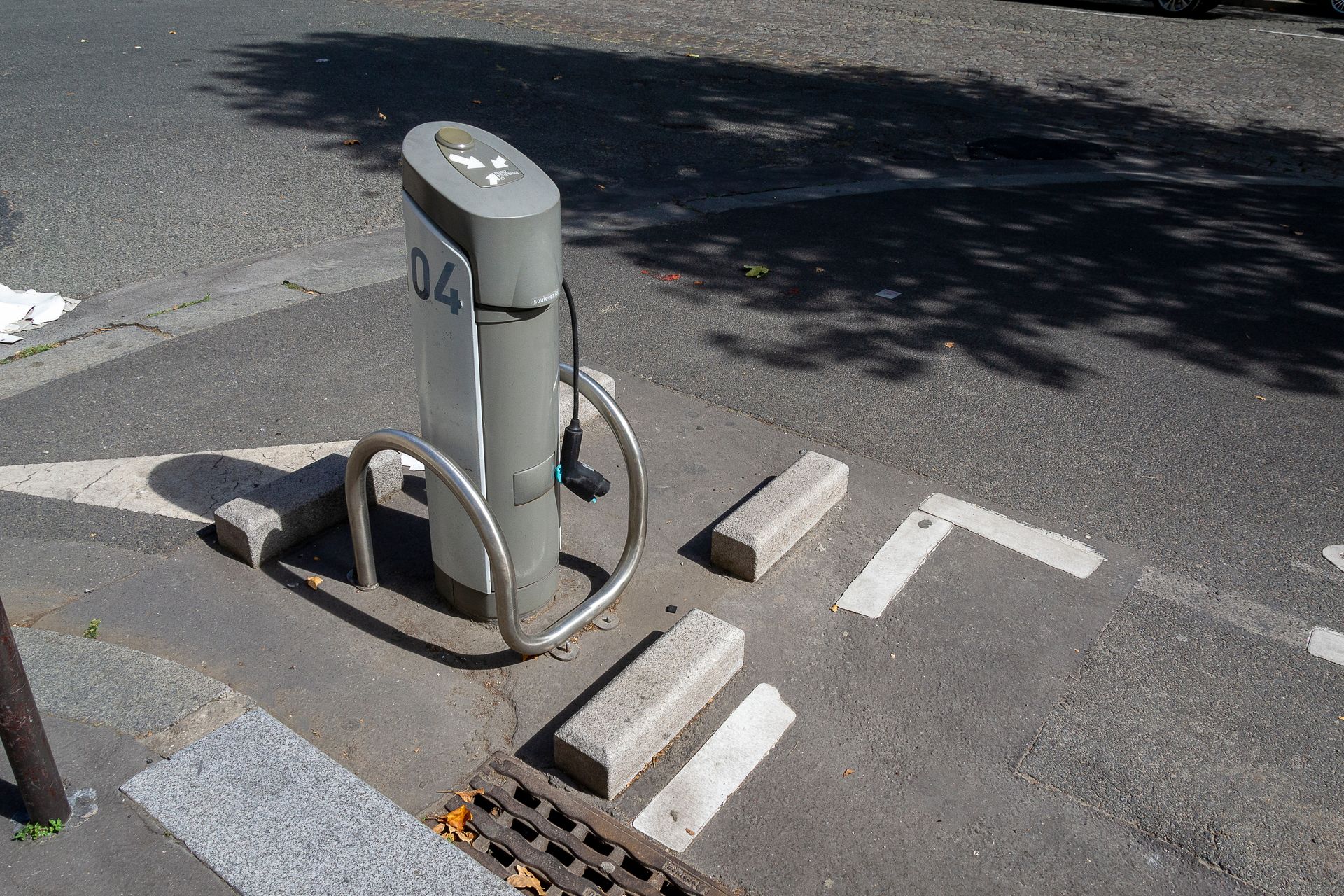 Borne électrique sur la route