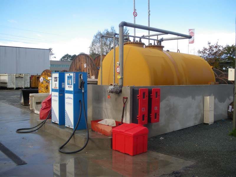Grande cuve de carburant et station
