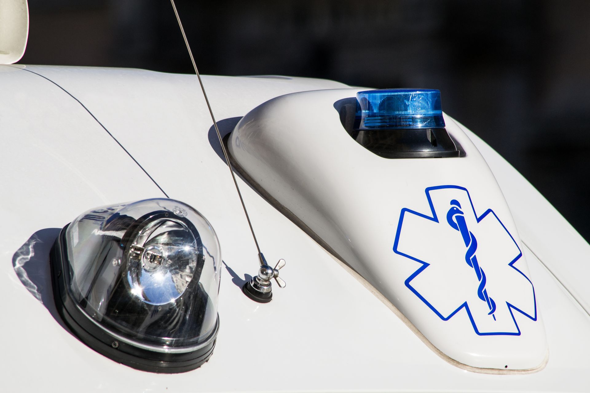 Gyrophare bleu et symbole d'une ambulance