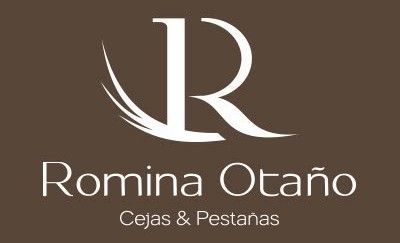 Logotipo de Romina Ota&ntilde;o sobre fondo marr&oacute;n con una &ldquo;R&rdquo; estilizada en blanco y el texto &ldquo;Cejas & Pesta&ntilde;as&rdquo;.