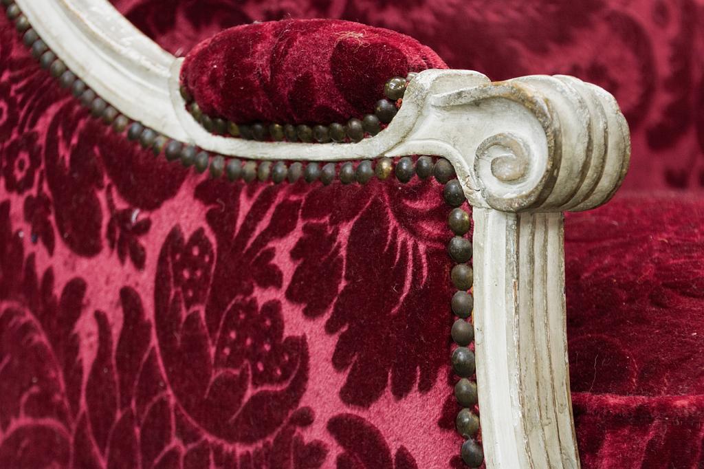 Détails d'un fauteuil en tissu rouge