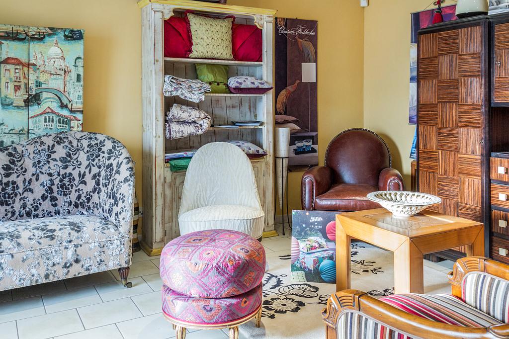 Fauteuil et autres objets de décoration intérieure