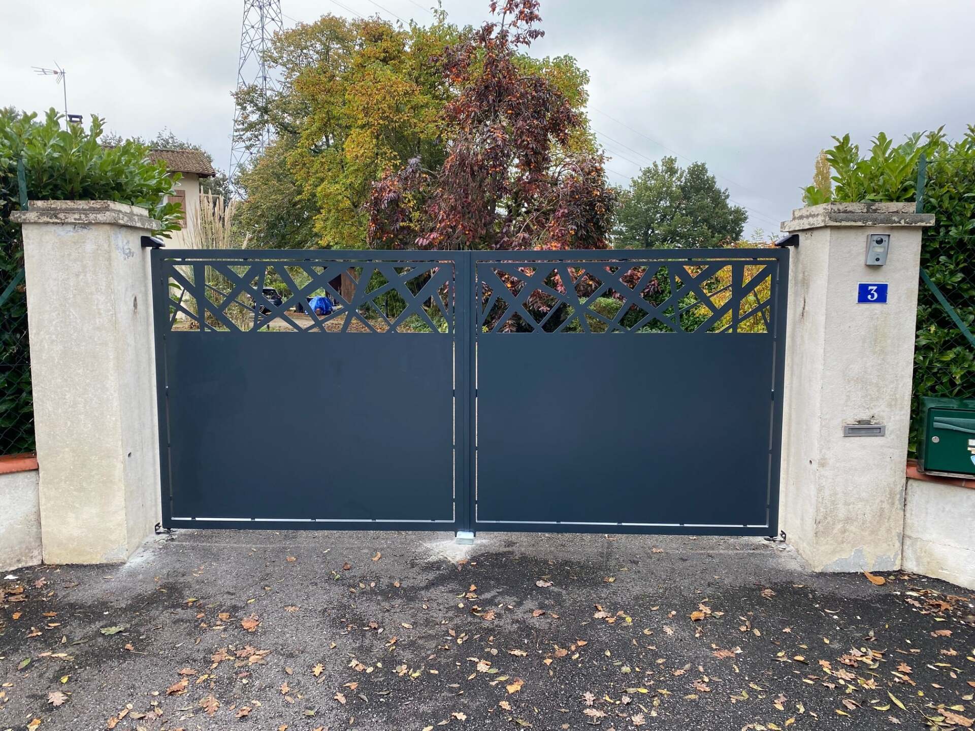 Portail aluminium à 2 vantaux avec décoration en partie haute