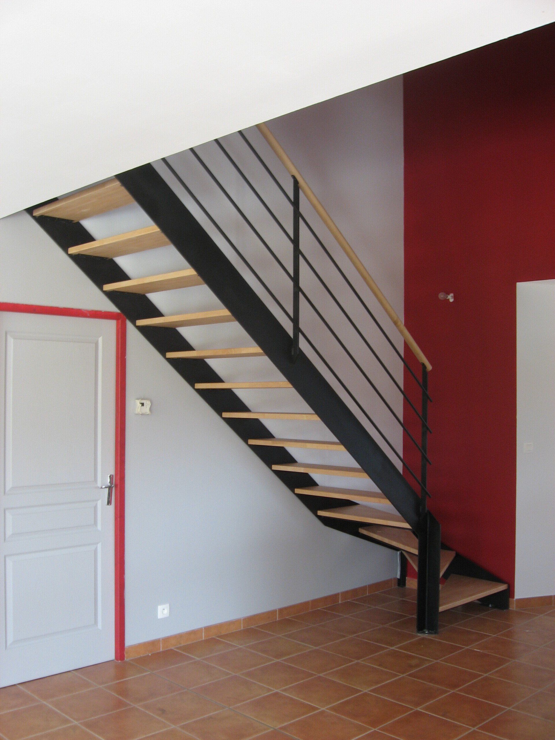 Escalier ¼ tournant avec limons en plats et marches en bois Garde-corps 4 lisses acier avec main courante en bois .