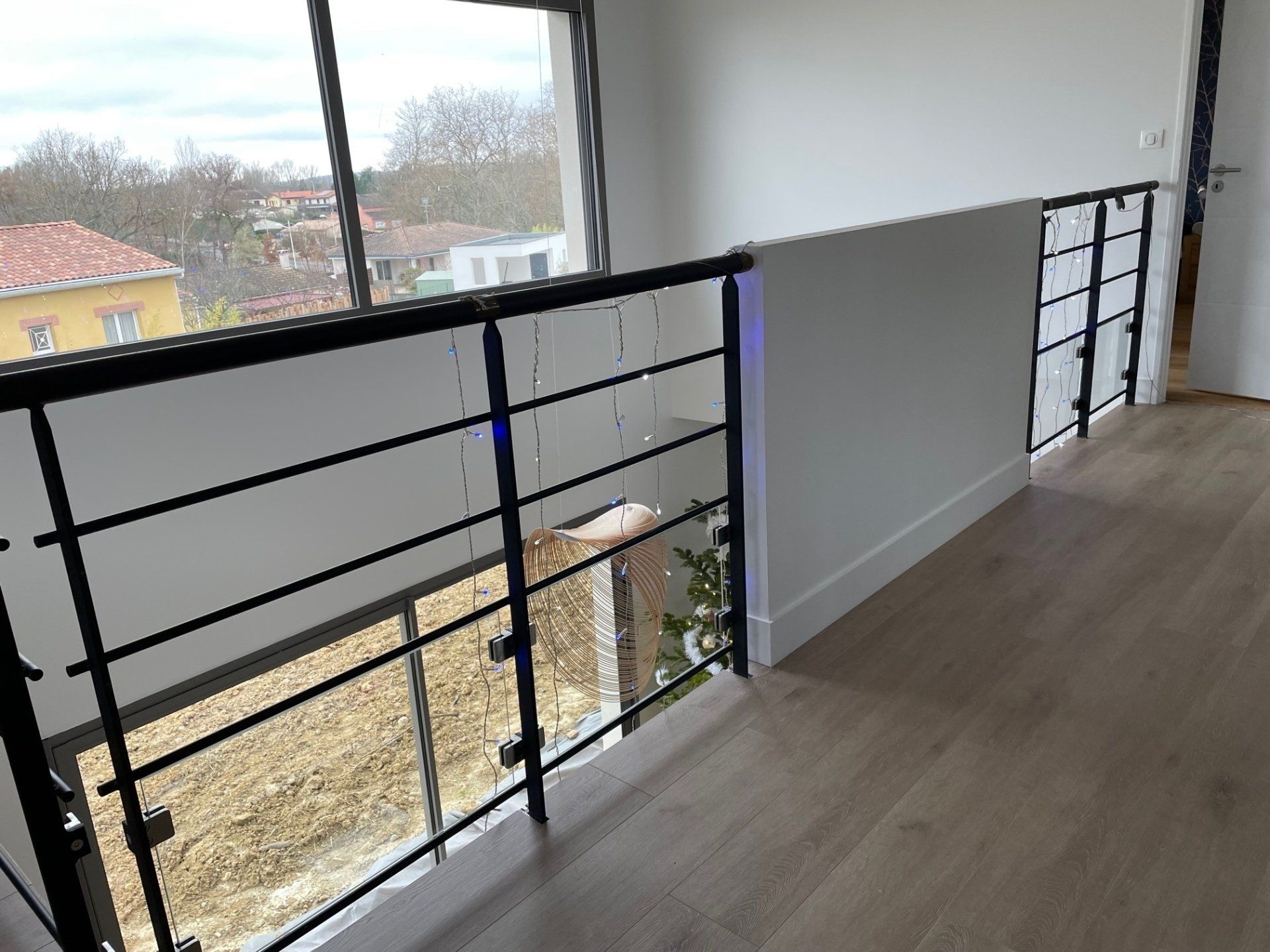 Garde-corps avec main courante, 2 lisses en partie haute et remplissage verre en partie basse maintenus par des pinces à verres .