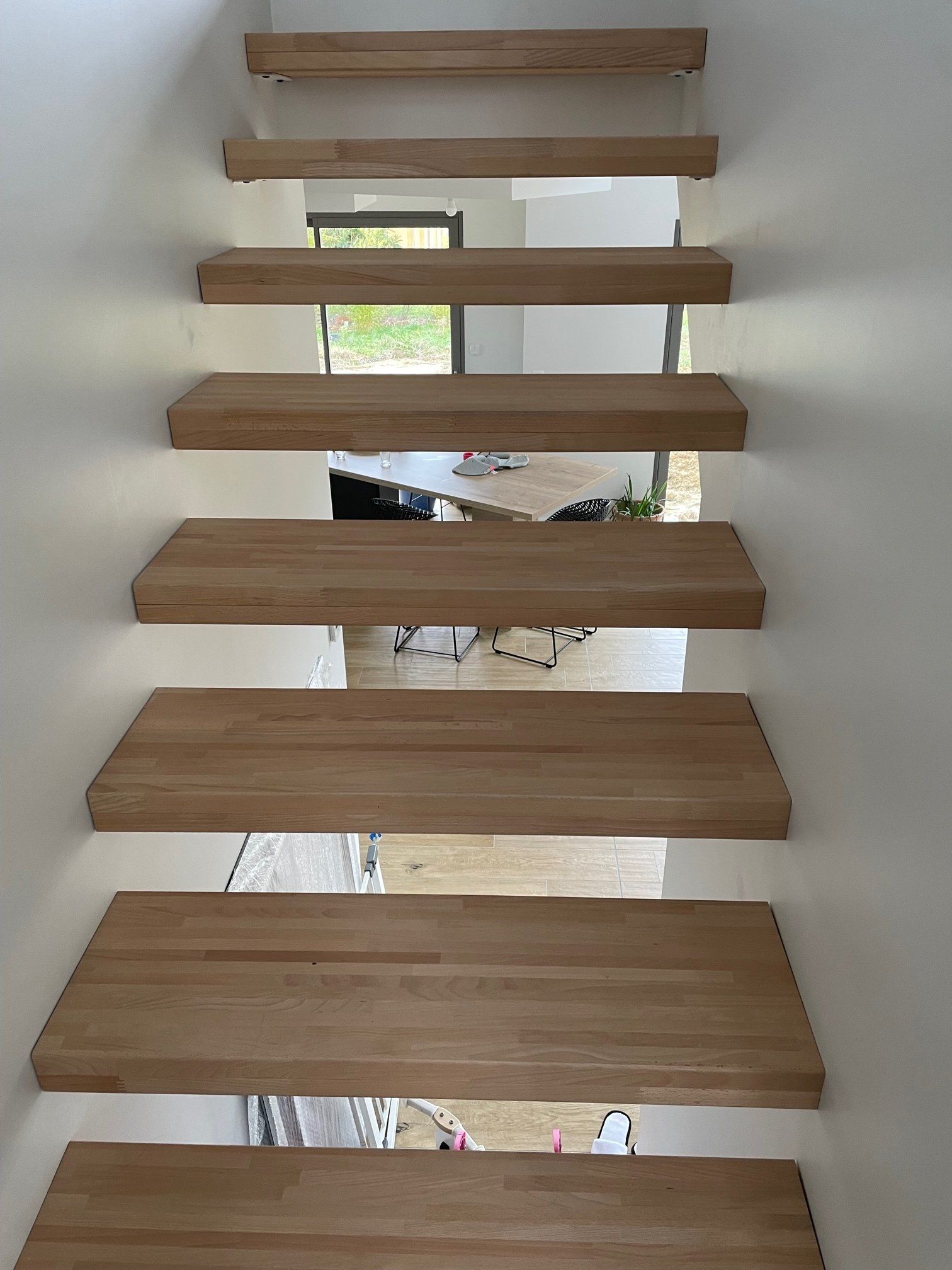 Escalier suspendu, limon invisible avec marches bois