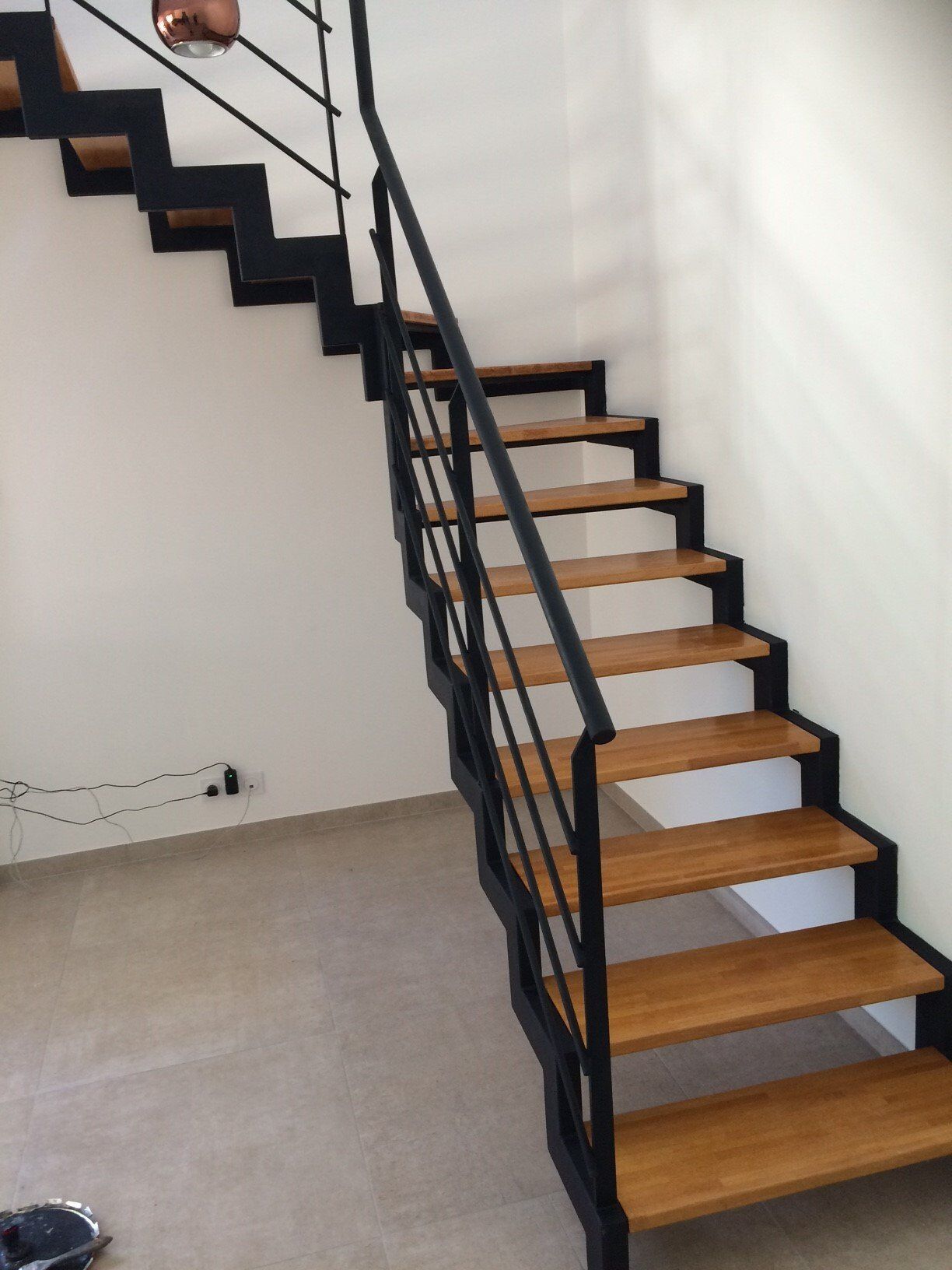 Escalier ¼ tournant, limon à crémaillère, avec marches bois et garde-corps 4 lisses.