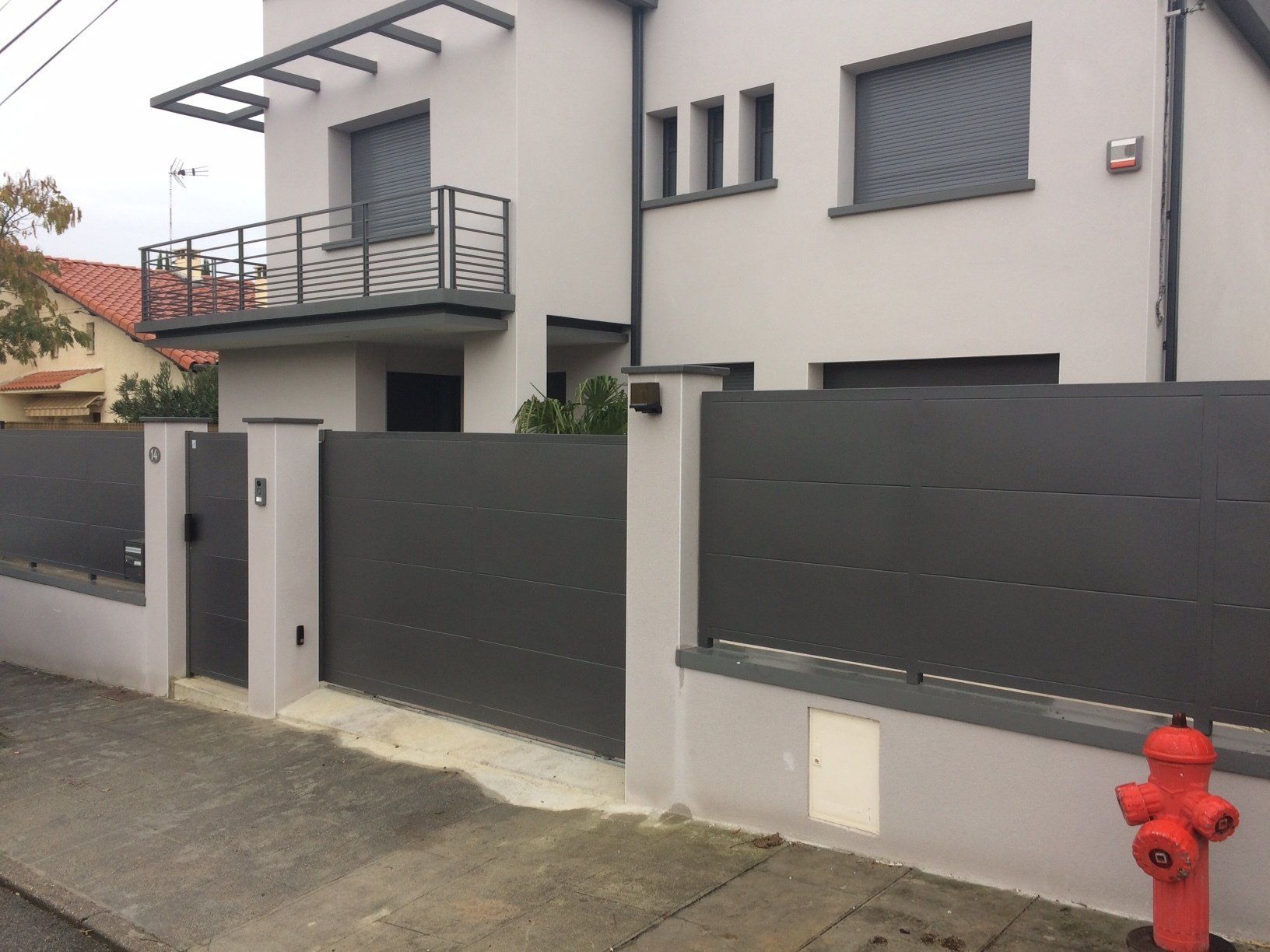 Portail coulissant, portillon et clôture avec remplissage en tôles pleines.