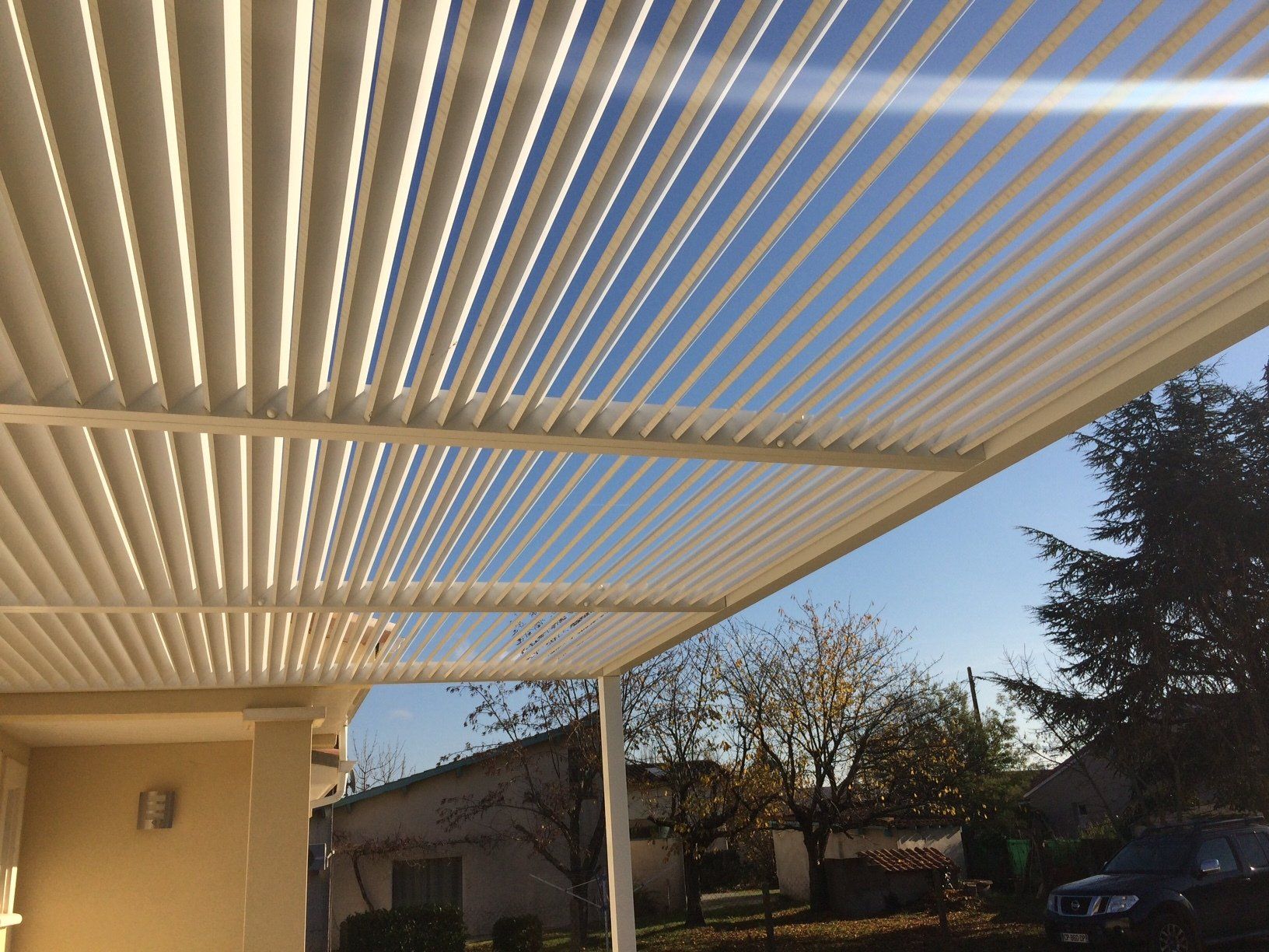 Pergola avec lames inclinées.