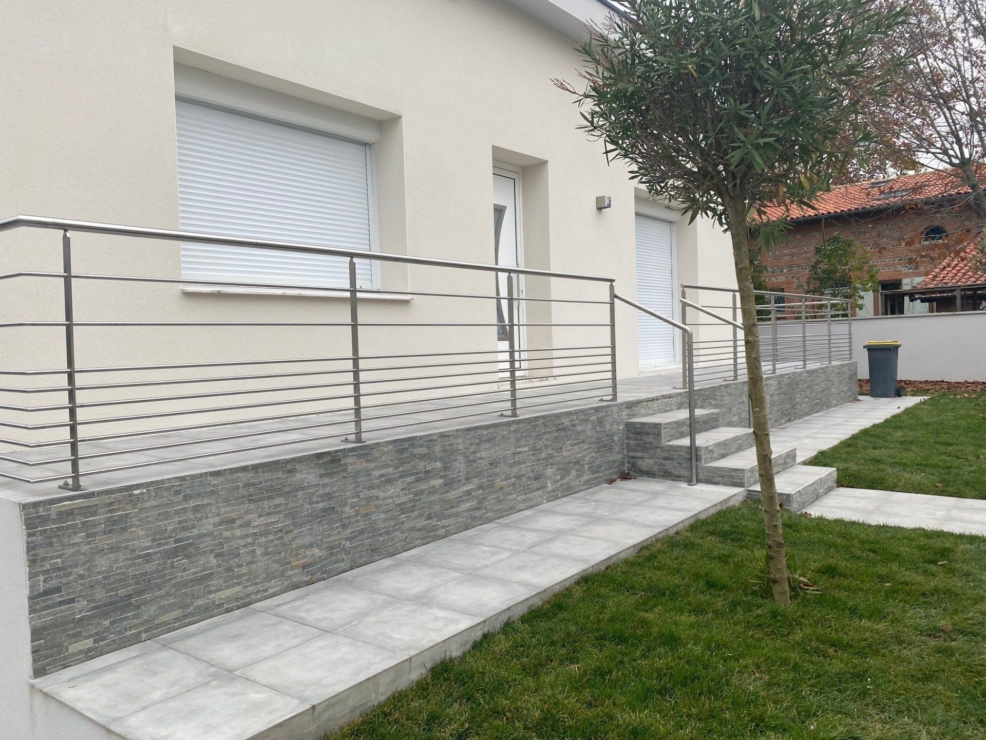 Garde-corps extérieur avec lisses en inox brossé.