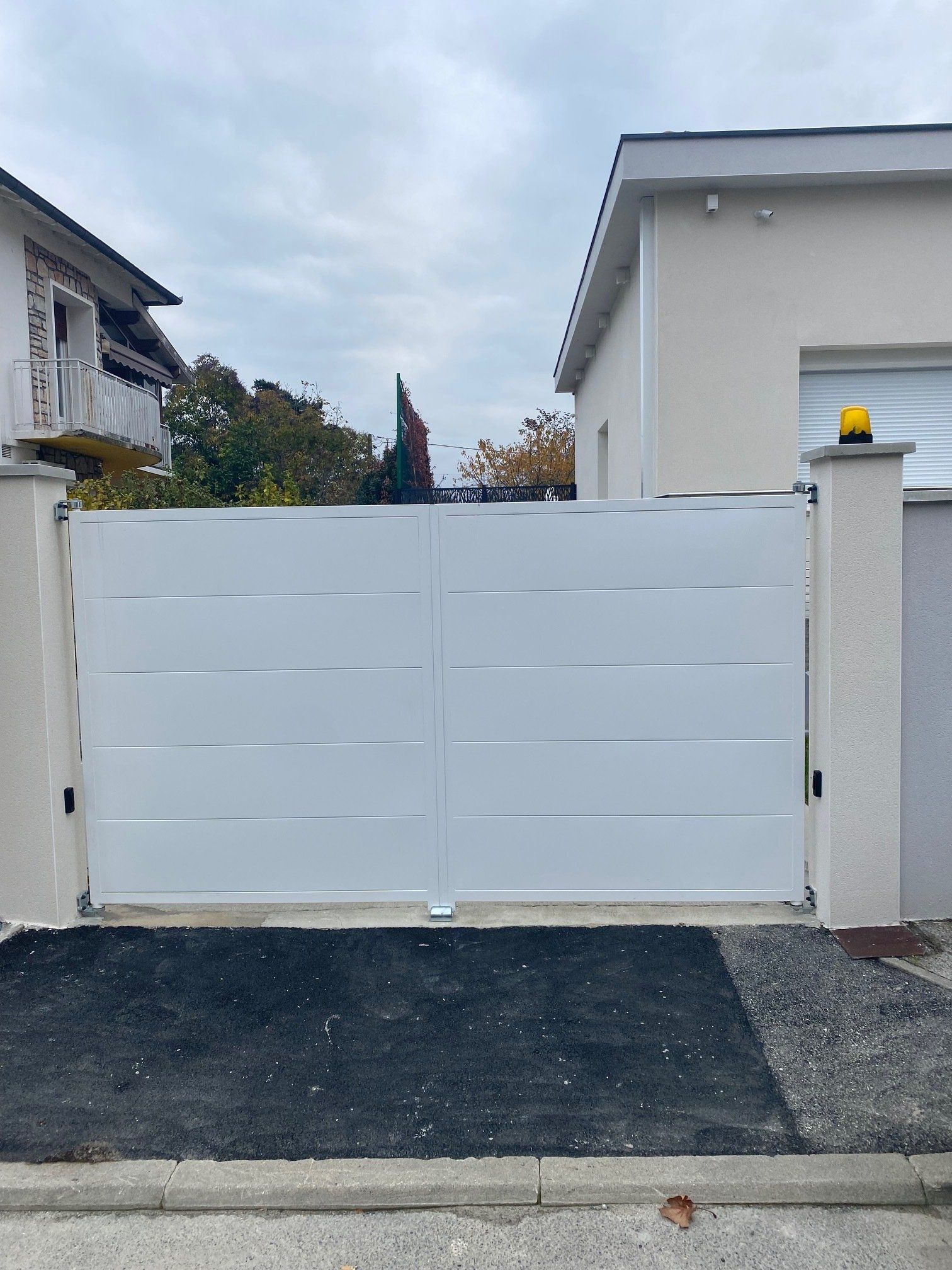 Portail à 2 vantaux avec un remplissage à l'aide de 5 bandes de tôles pleines