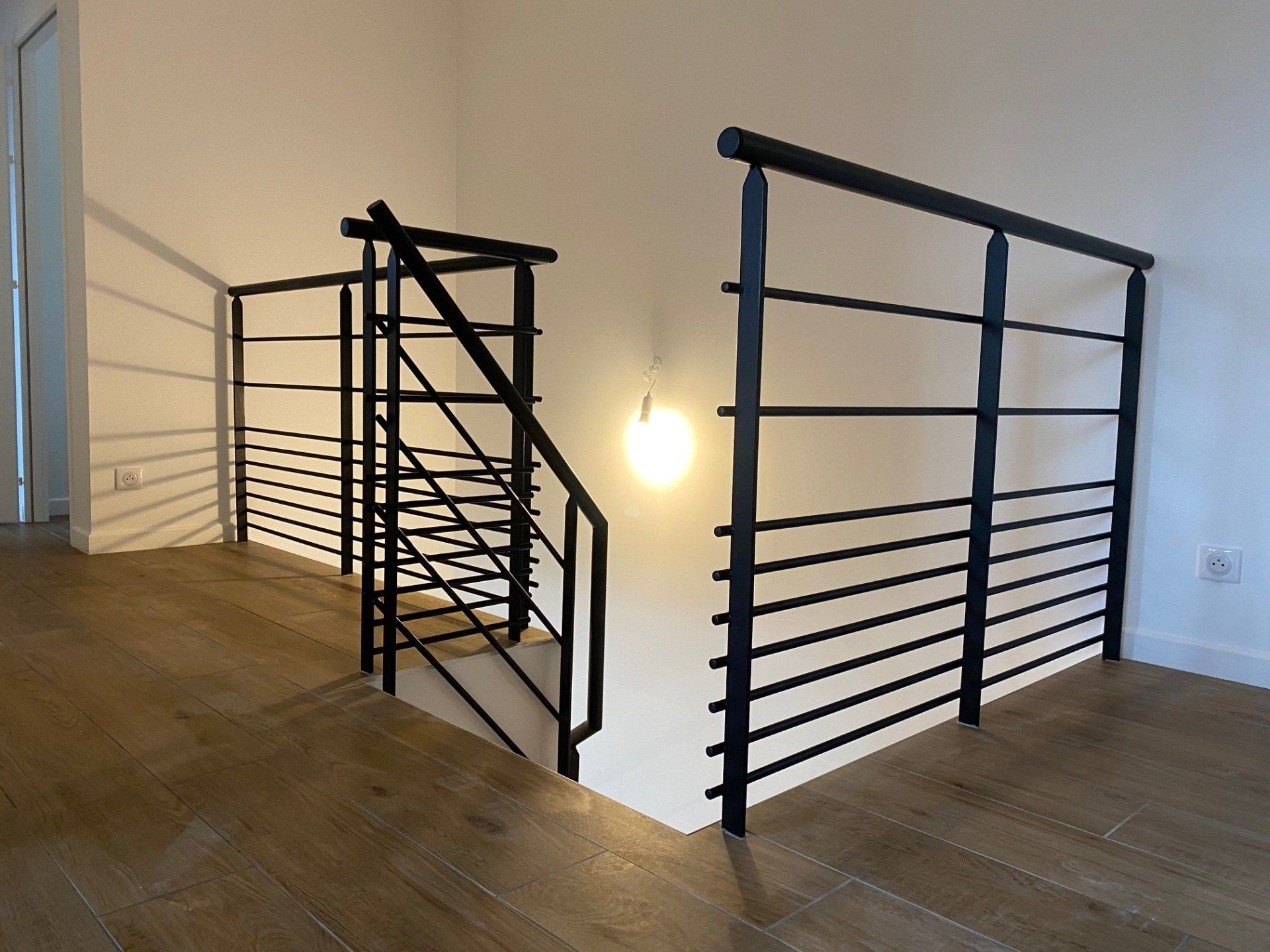 Garde-corps droit avec 2 lisses en partie haute et 7 lisses en partie basse.