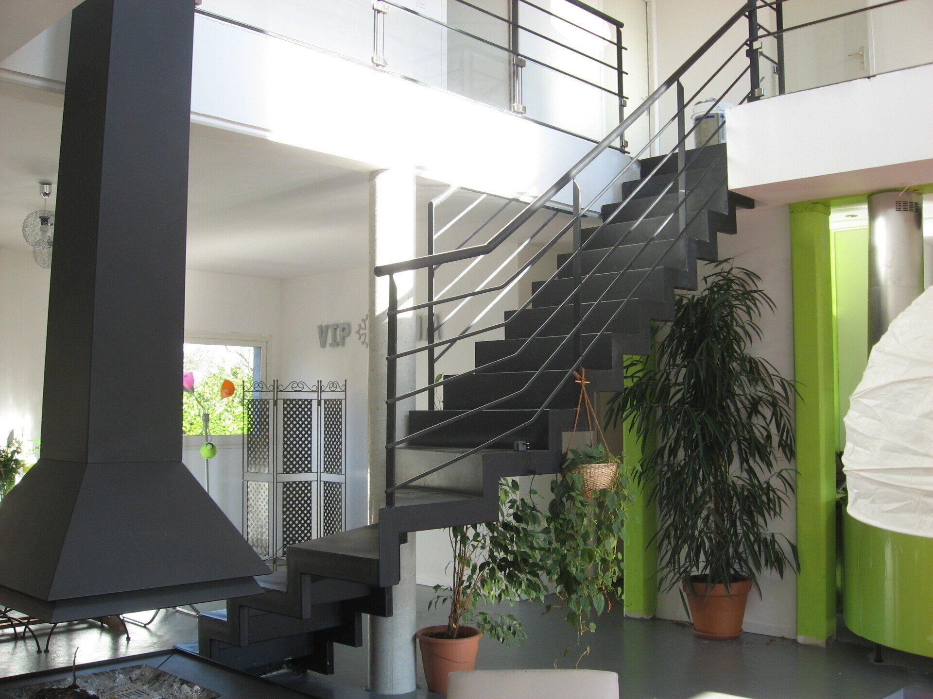 Escalier en crémaillère avec marches et contremarches en acier peint.