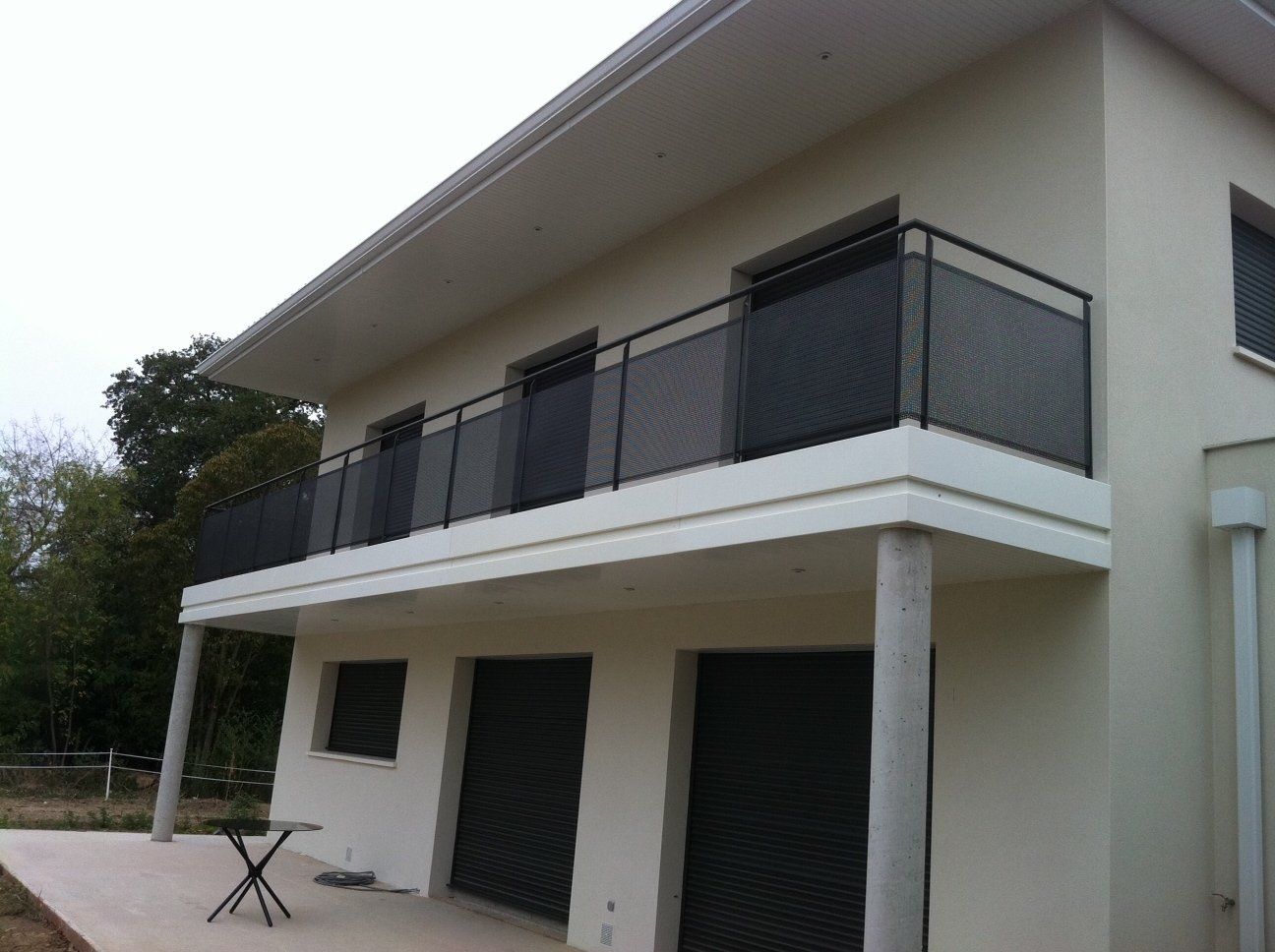 Garde-corps extérieur avec main courante et tôle perforée .