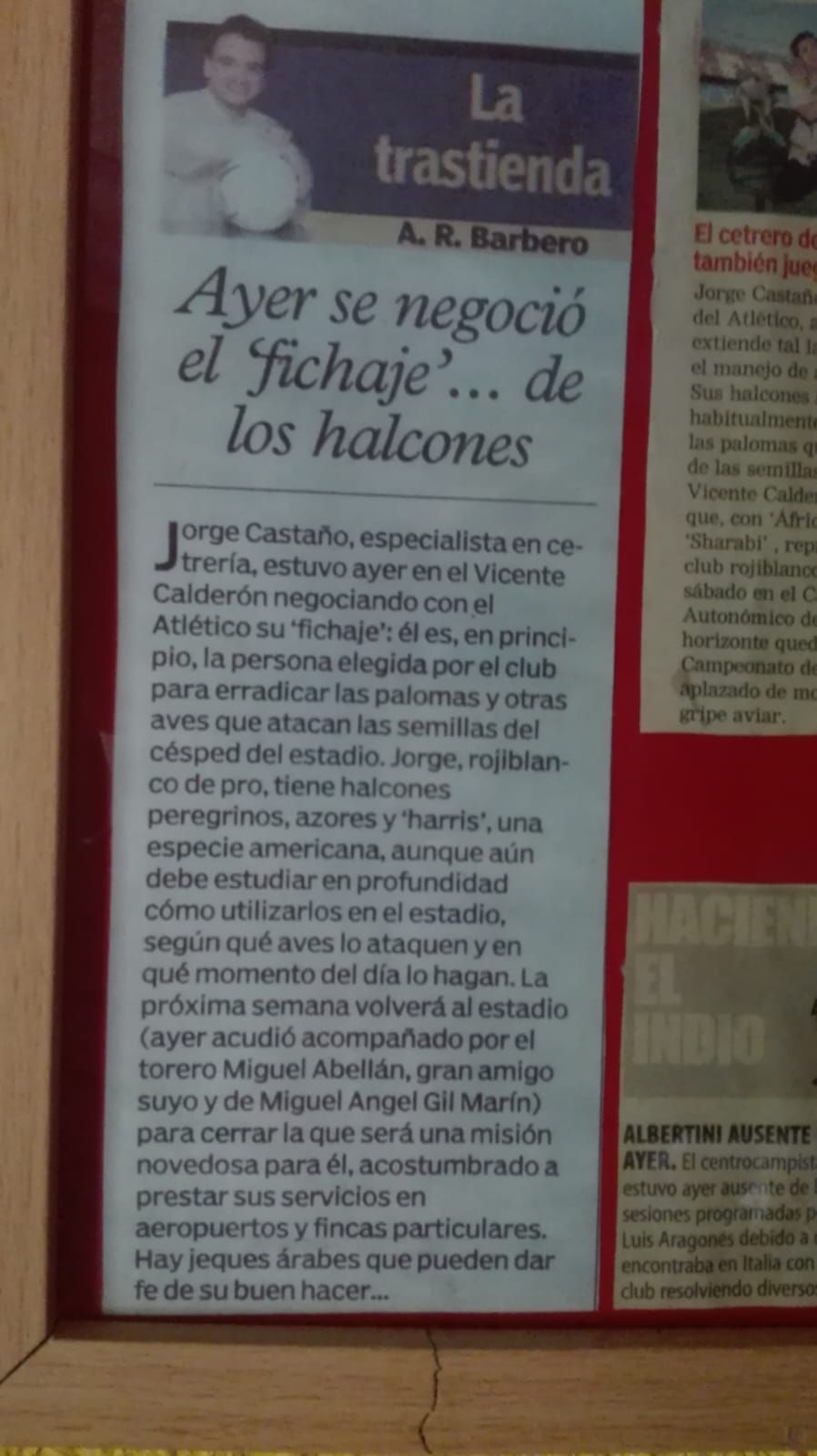 Un artículo de periódico enmarcado titulado la trastienda