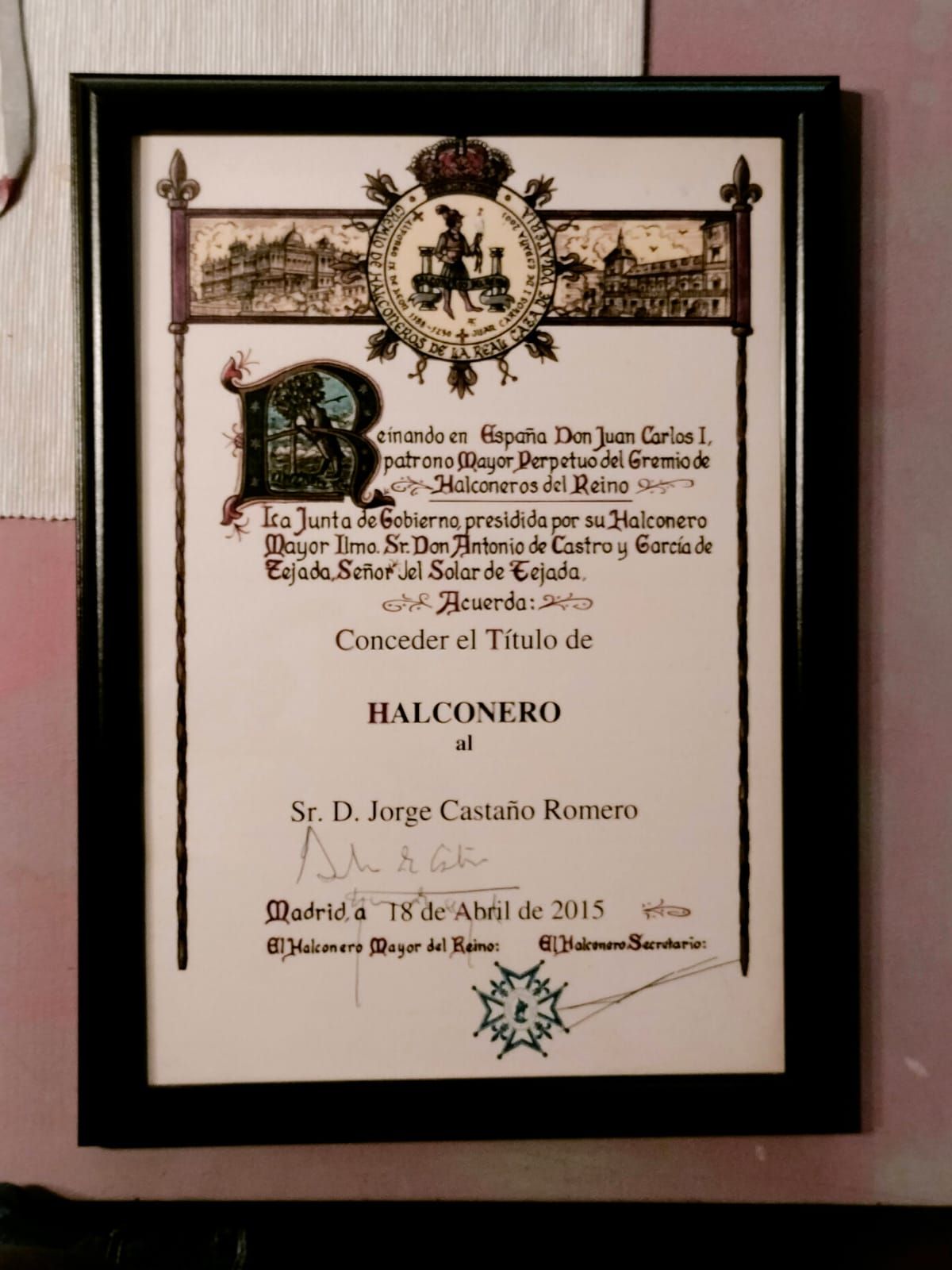 Un certificado enmarcado que dice halconero.
