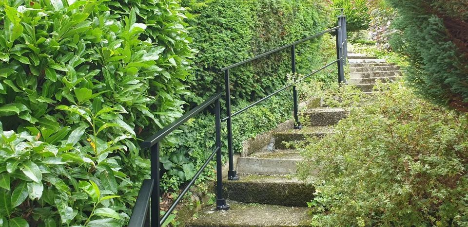 Garde-corps gris sur une terrasse carrelée