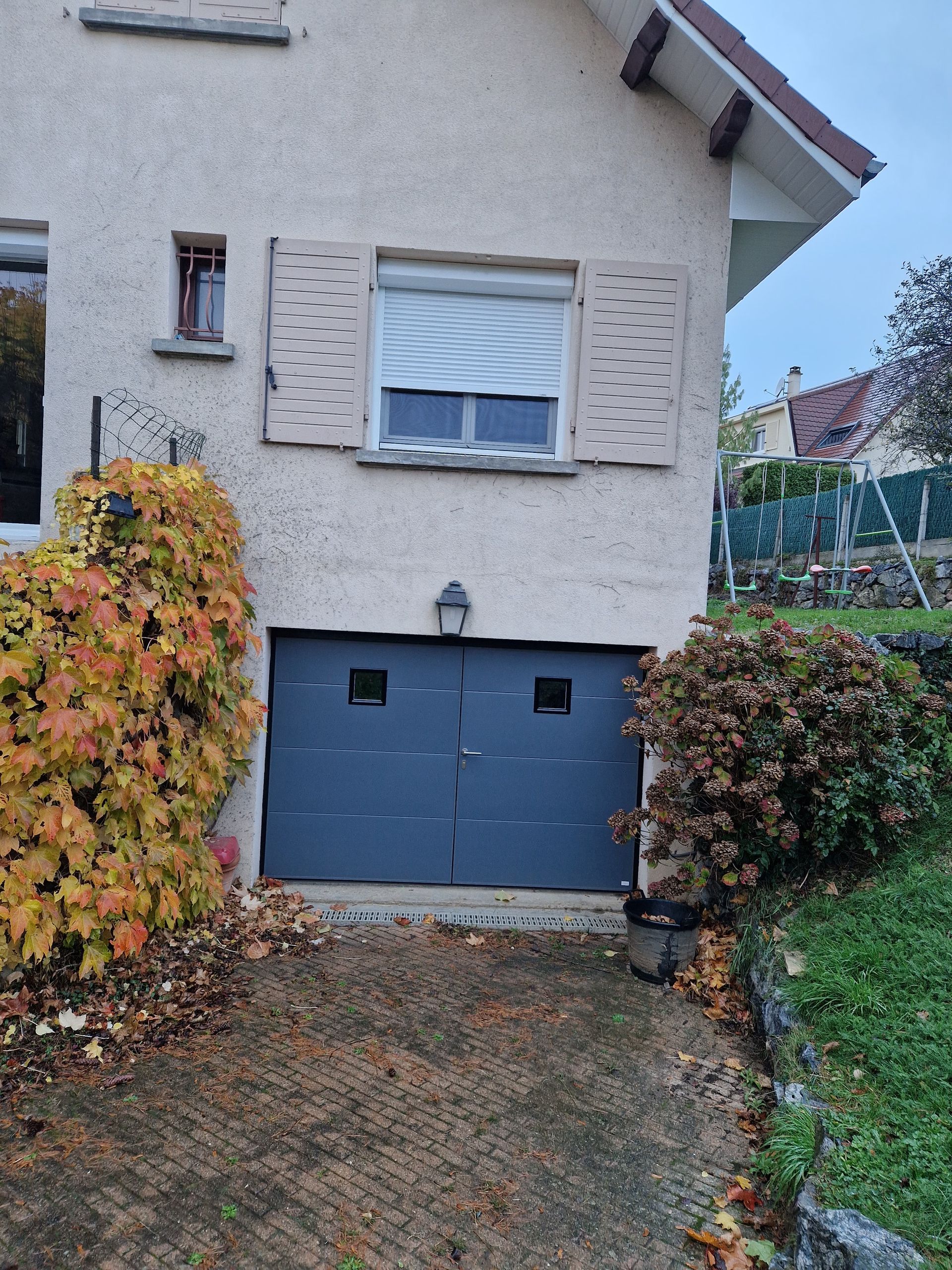 Maison et porte de garage